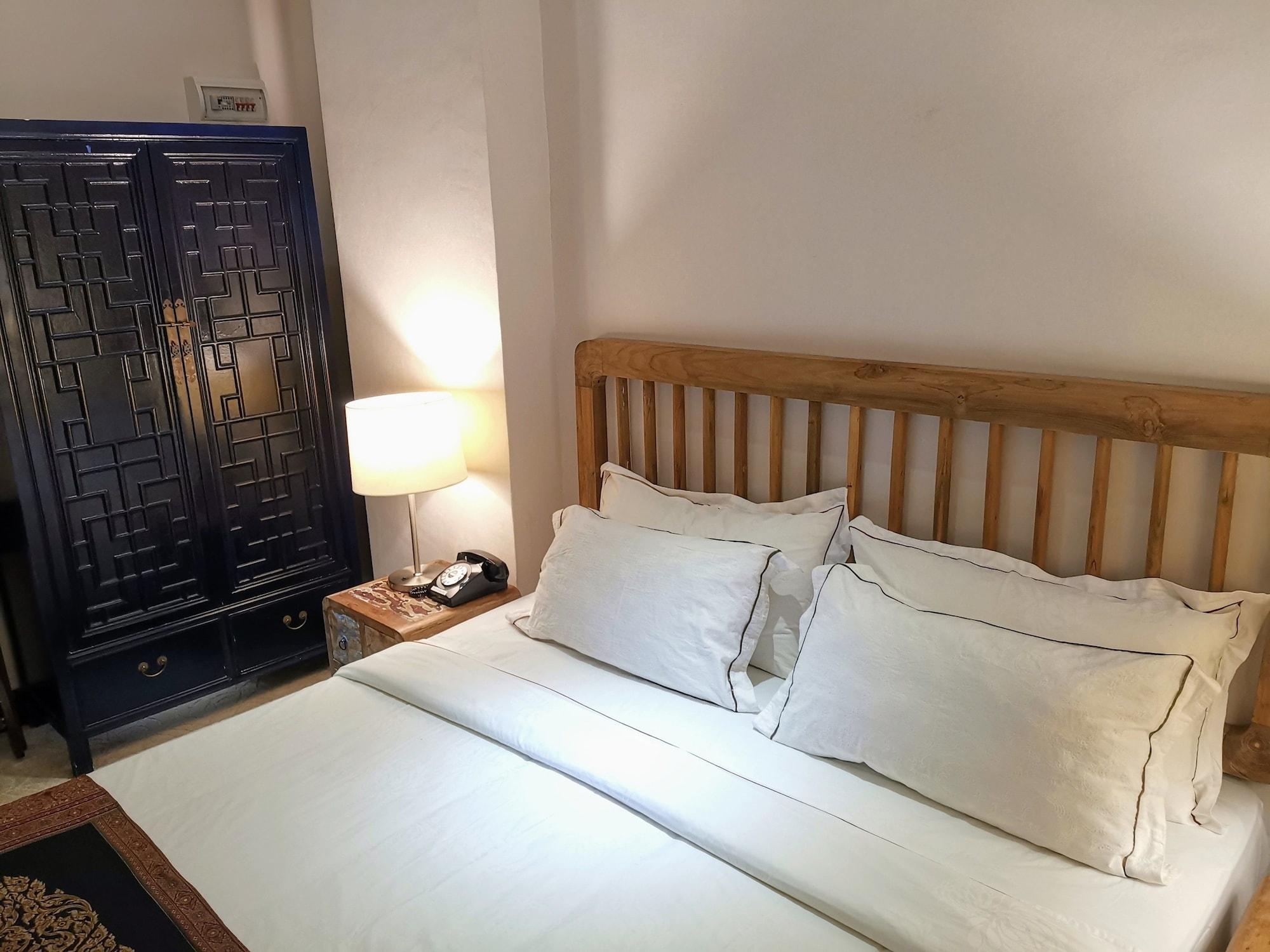 1825 Gallery Hotel